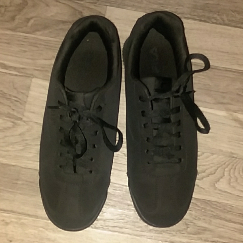 Black Feliz sneakers.